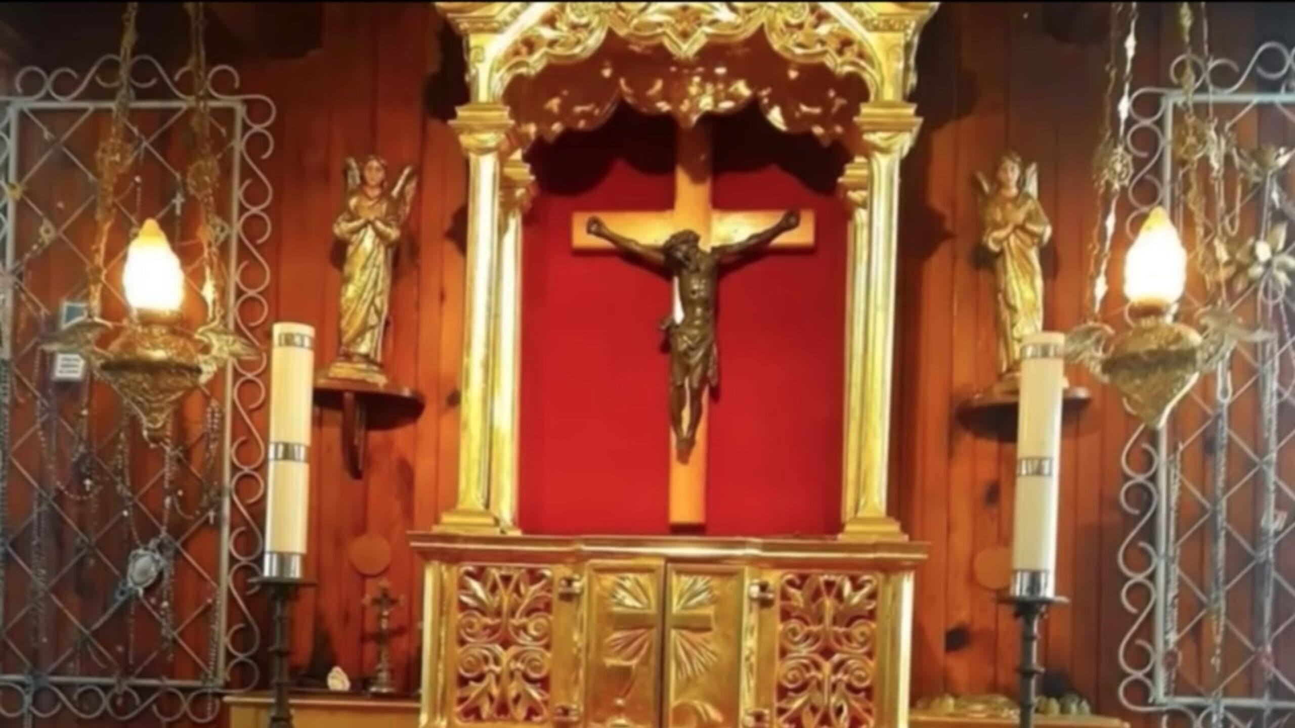 ELA ATIROU VÁRIAS VEZES NA CRUZ DE CRISTO E DISSE: SE DEUS EXISTISSE ELE DEVERIA ME PUNIR IMEDIATAMENTE
