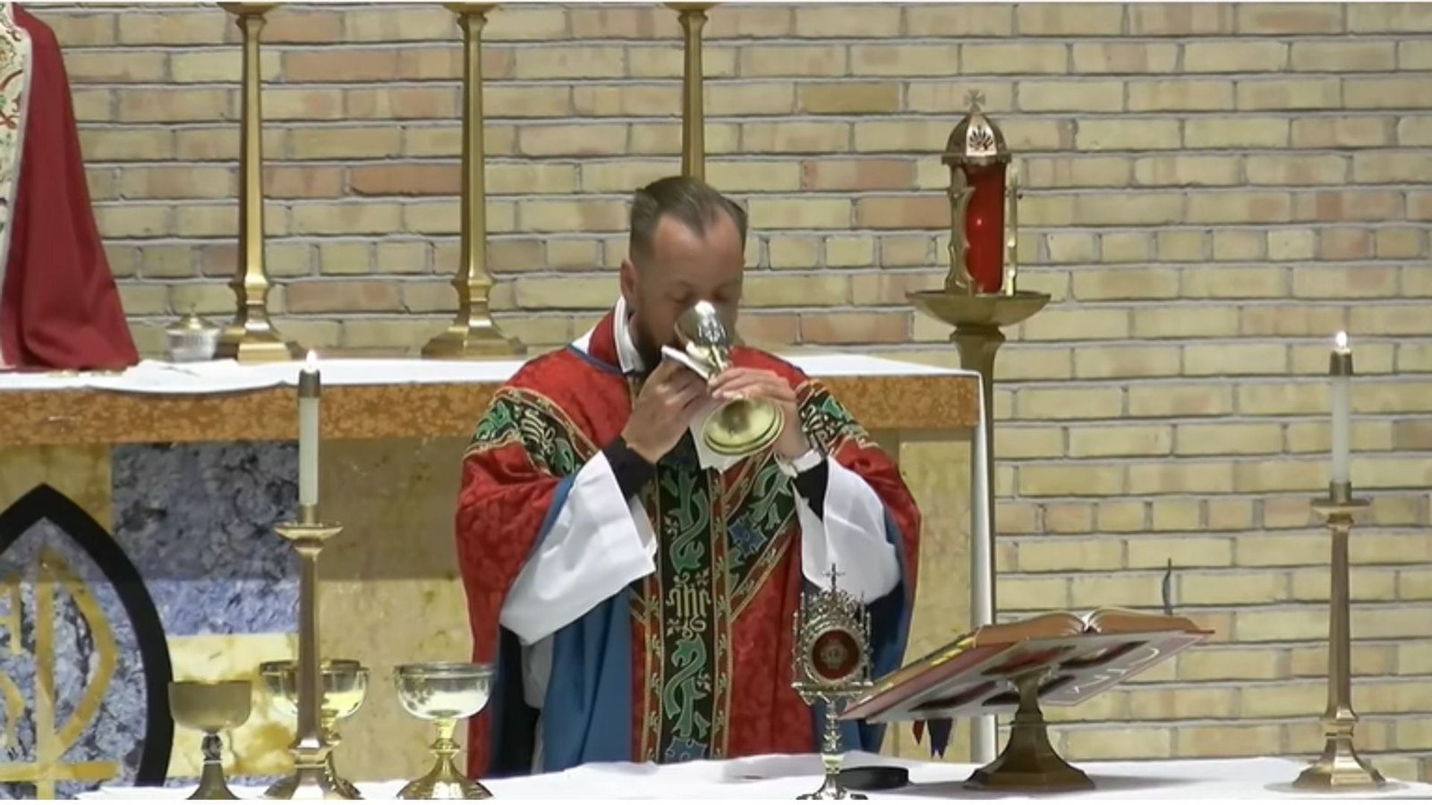 O Cálice Ficou Pesado Demais: Padre Relata Profunda Experiência com a Presença Real de Jesus na Eucaristia