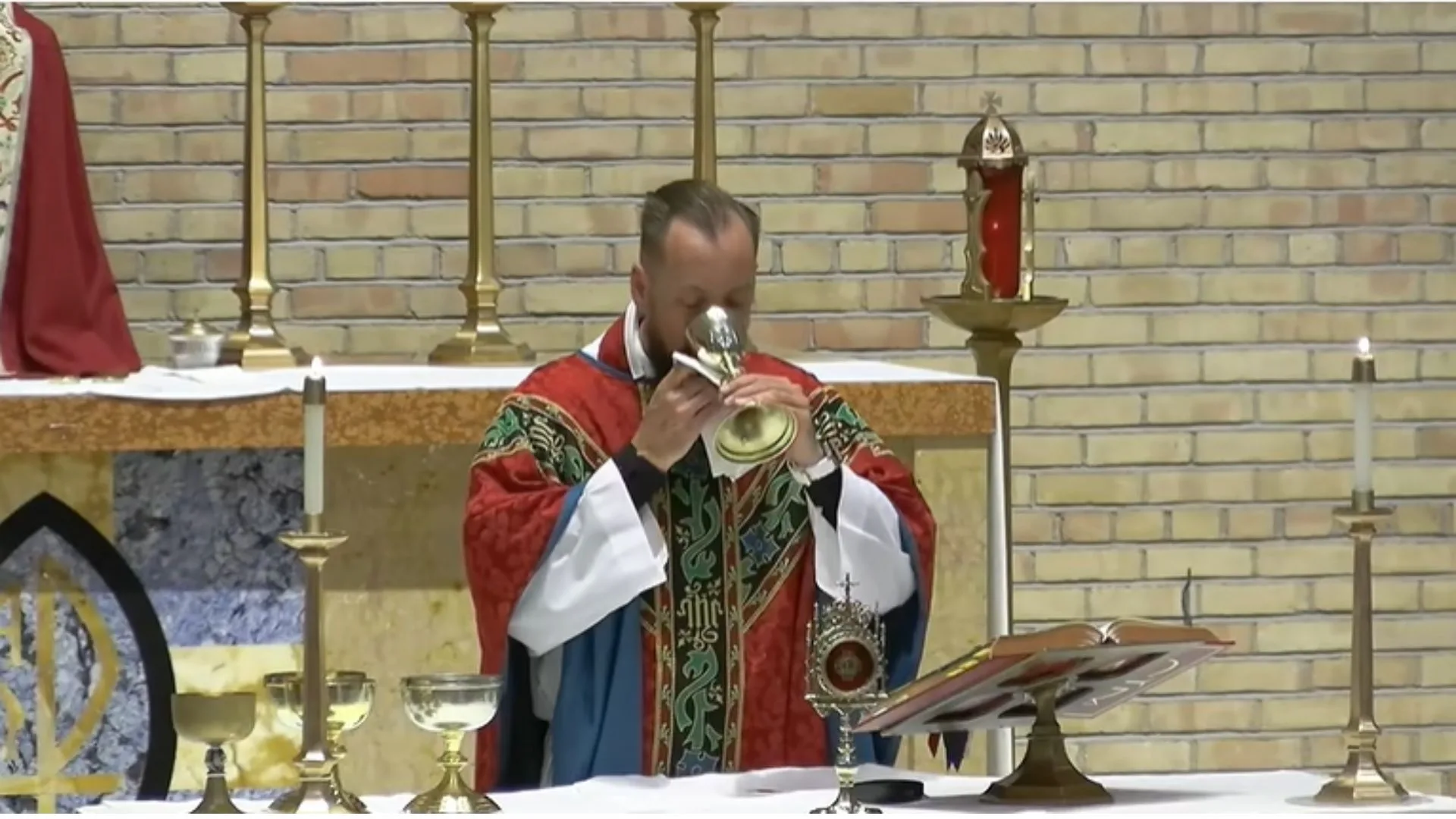 O Cálice Ficou Pesado Demais: Padre Relata Profunda Experiência com a Presença Real de Jesus na Eucaristia